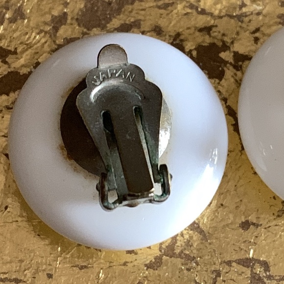 JAPAN Milk Glass White Antique Round Clip On Earrings Woman’s Vintage Jewelry - Picture 6 of 7